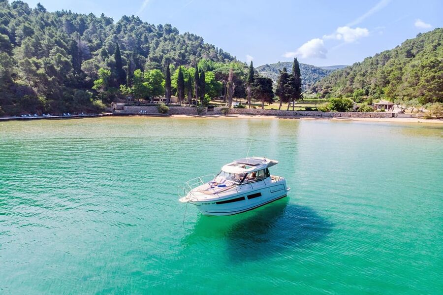 Private speedboat tours Sea Symphony - Jelsa, with wine as an optional extra