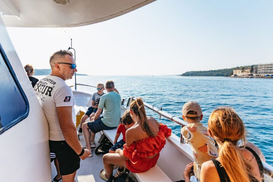 Pula: Brijuni Sunset Dolphin Cruise with Dinner & Drinks - The return to Pula after sunset