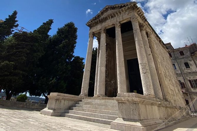 Pula Food Walking Tour - Ancient gates and a modern meeting place
