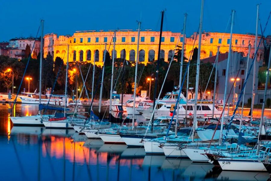 Pula: Harbor Cruise with unlimited Drinks - Commentary, languages, and the sightseeing experience