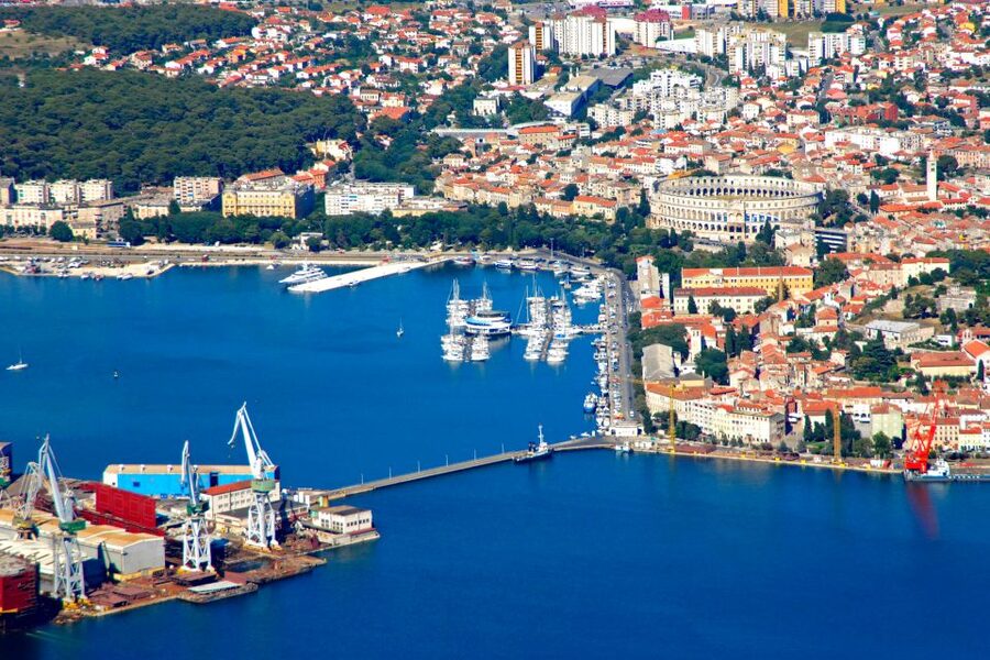 Pula: Harbor Cruise with unlimited Drinks - Military sites along the coastline