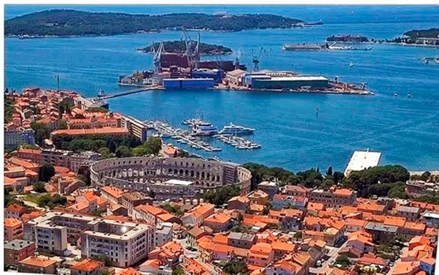 Pula: Harbor Cruise with unlimited Drinks - The Pula Breakwater and the open Adriatic