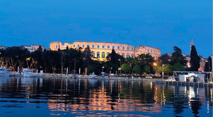 Pula: Harbor Cruise with unlimited Drinks - Boarding at Pula harbor