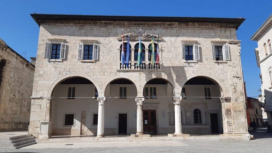 Pula: Historic Sites Guided Walking Tour - Climbing to the Venetian castle
