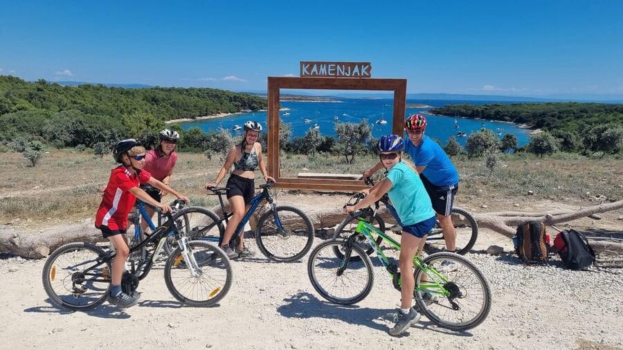 Pula: Kamenjak Bike Tour with Blue Cave and Cliffs Visit - A drink and a rest at Safari Bar