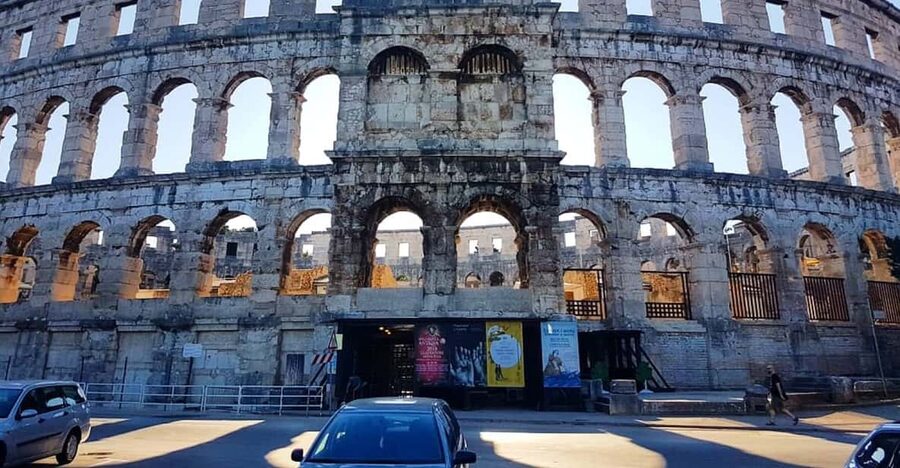 Pula: Old Town Walking Tour for Foodies with Dinner and Wine - Key points at a glance