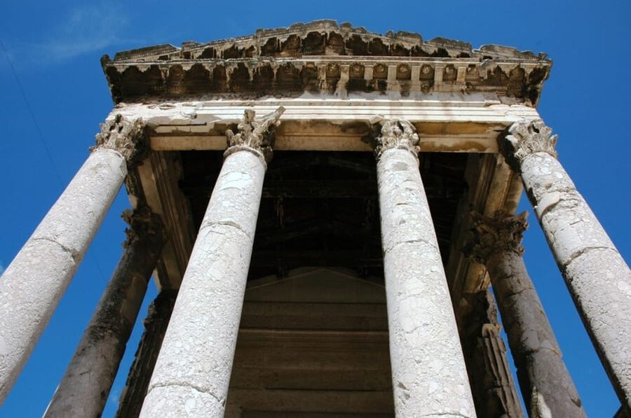 Pula: Old Town Walking Tour for Foodies with Dinner and Wine - A walking lesson in ancient Pula