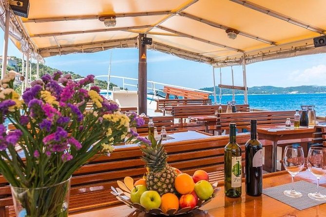 Rent a Traditional Wooden Boat (64 pax) - What a three-island day can offer