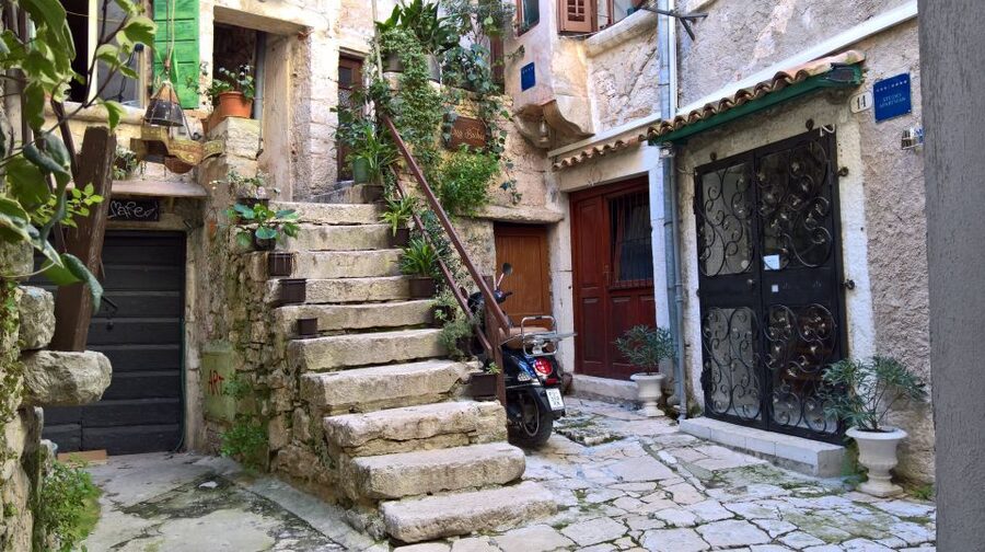 Rovinj: Guided Walking Tour - Following the walls to St. Euphemia
