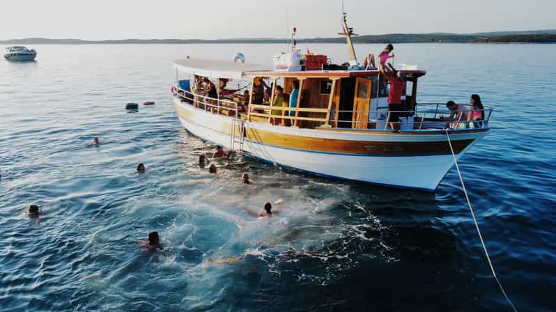 Rovinj half-day cruise: swim stops, drinks & brunch included - Brunch on board: sandwiches, fruit, and an open drinks selection