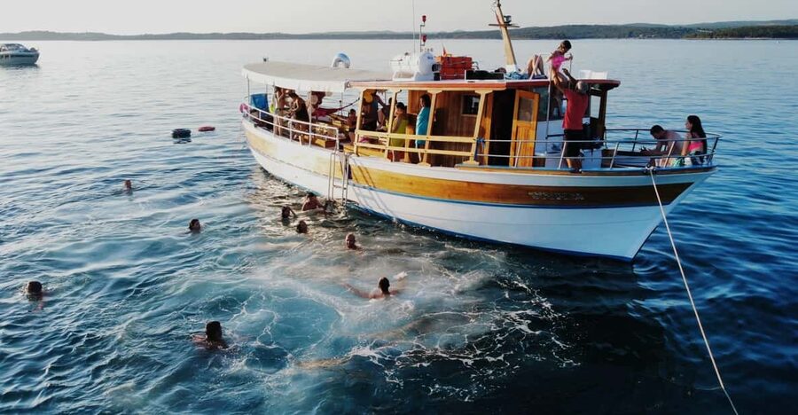 Rovinj half-day cruise: swim stops, drinks & brunch included - Reaching the long dock at Villas Rubin