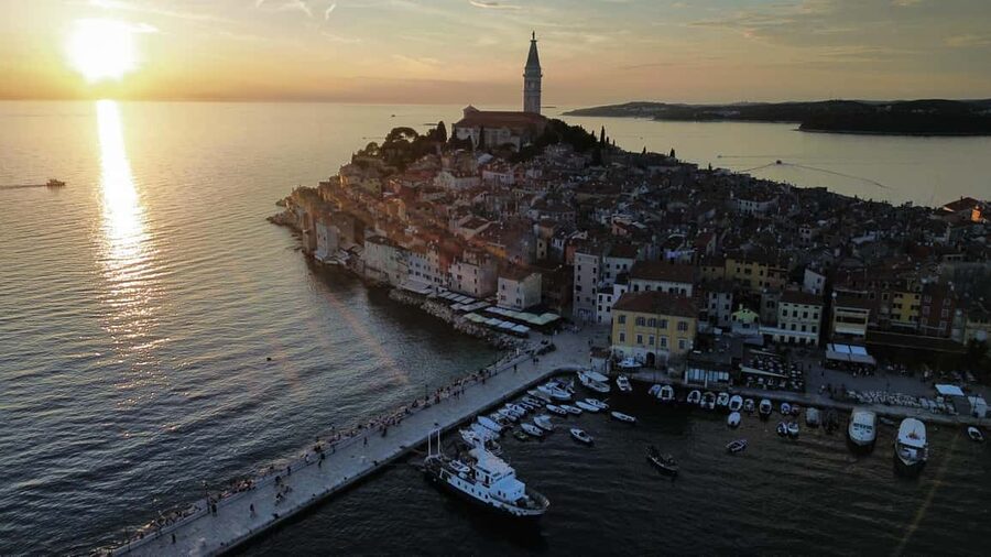 Rovinj: Sunset Speedboat Tour with Dolphin Watching - Passing islands with a welcome drink