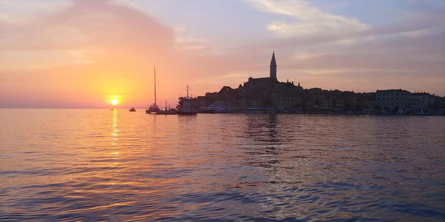 Rovinj: Sunset Speedboat Tour with Dolphin Watching - Cruising toward Rovinj’s old town