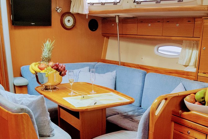 Sailboat tour to the islands - Swimming and snorkeling in a Croatian bay