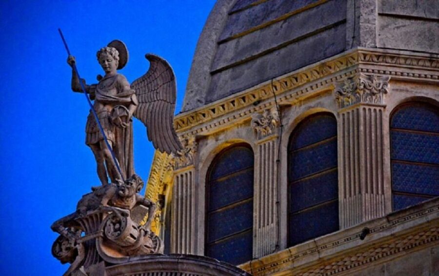 Sibenik: Guided Evening Walking Tour - Narrow lanes and squares with local stories