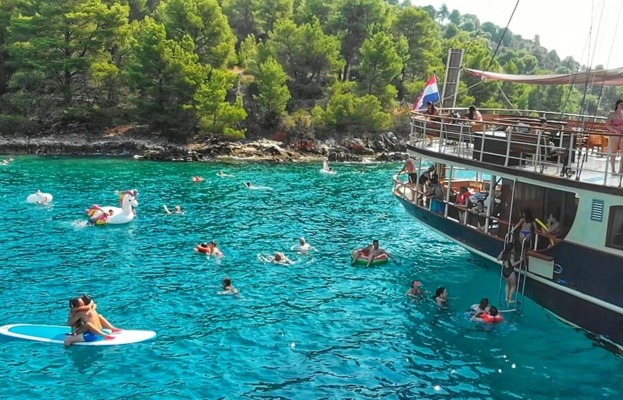 Split: All inclusive Brač & Šolta Island Swimming Cruise - Lunch on the way to Šolta