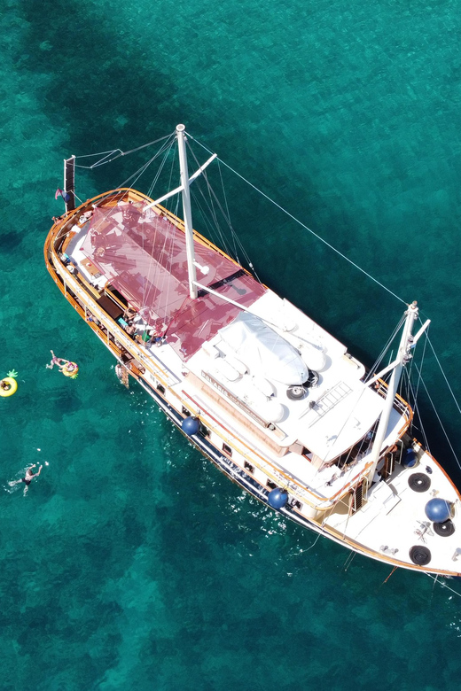 Split: All inclusive Brač & Šolta Island Swimming Cruise - Boarding at Split city port