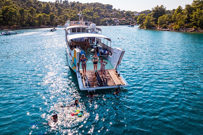 Split: Blue Lagoon, 3 Island Boat Tour & Mediterranean Lunch - Šolta and the possible shipwreck stop