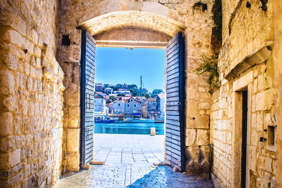 Split: Blue Lagoon & 3 Islands Speedboat Tour - Small group - Who should book this tour?
