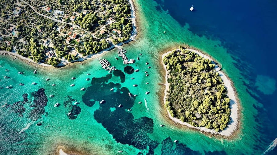 Split: Blue Lagoon and 3 Islands Group Boat Tour - Trogir: stone streets and medieval towers