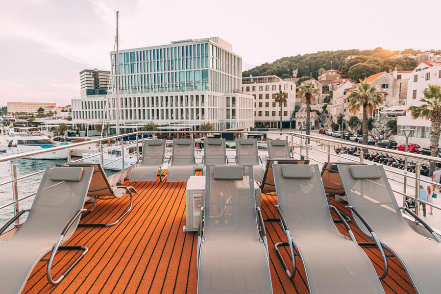 Split: Blue Lagoon, Shipwreck and Šolta with Food and Drinks - Lunch beside the Blue Lagoon