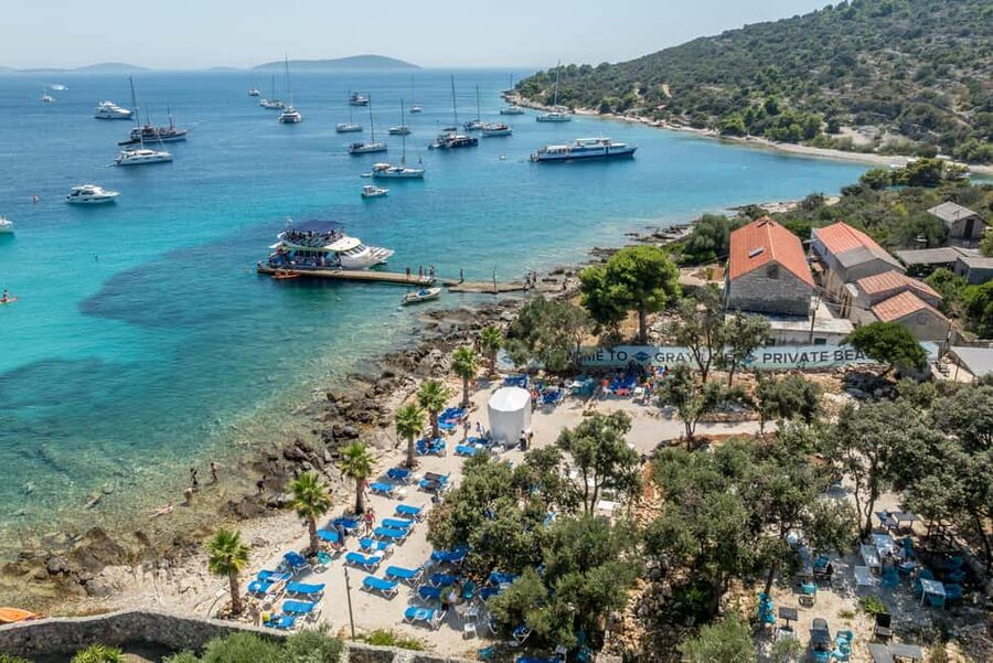 Split: Blue Lagoon, Shipwreck, & Šolta with Lunch & Drinks - Who should book this boat day?