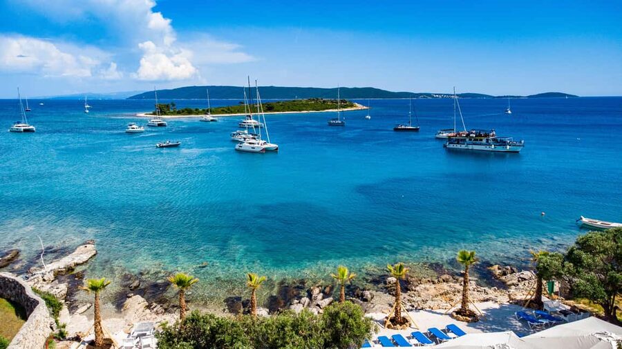 Split: Blue Lagoon, Shipwreck, & Šolta with Lunch & Drinks - Lunch, drinks, and life on the boat