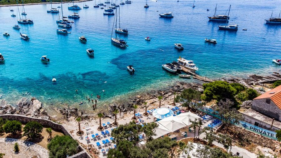 Split: Blue Lagoon, Shipwreck, & Šolta with Lunch & Drinks - How the crew shapes the experience