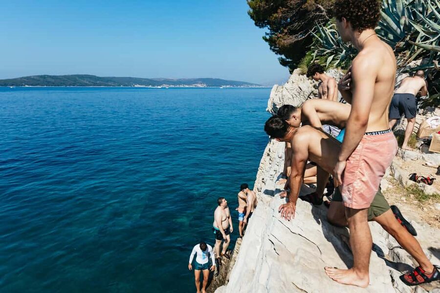 Split: Cliff Jumping & Deep Water Solo Tour - Moving from easy climbs to harder rock
