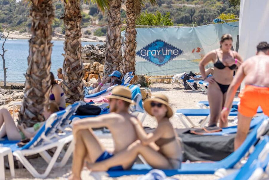 Split: Half-Day Blue Lagoon, Shipwreck, and Trogir Boat Tour - Trogir, a one-hour walk through Little Venice
