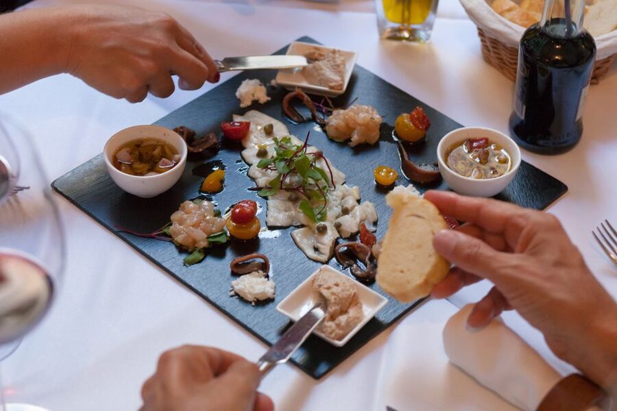 Split: Historical & Gastro Treasures Tour with Green Market - Settling into a konoba meal