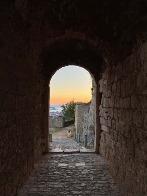 Split: Klis Sunset Sightseeing Bus Tour - Practical ways to enjoy the evening