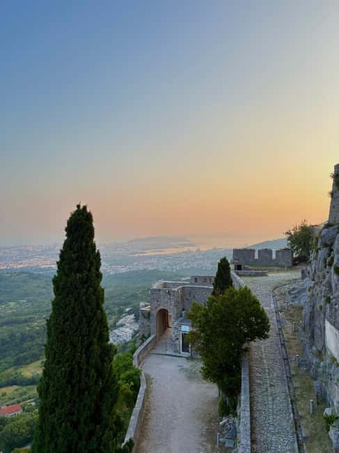Split: Klis Sunset Sightseeing Bus Tour - Meeting the red bus in Split