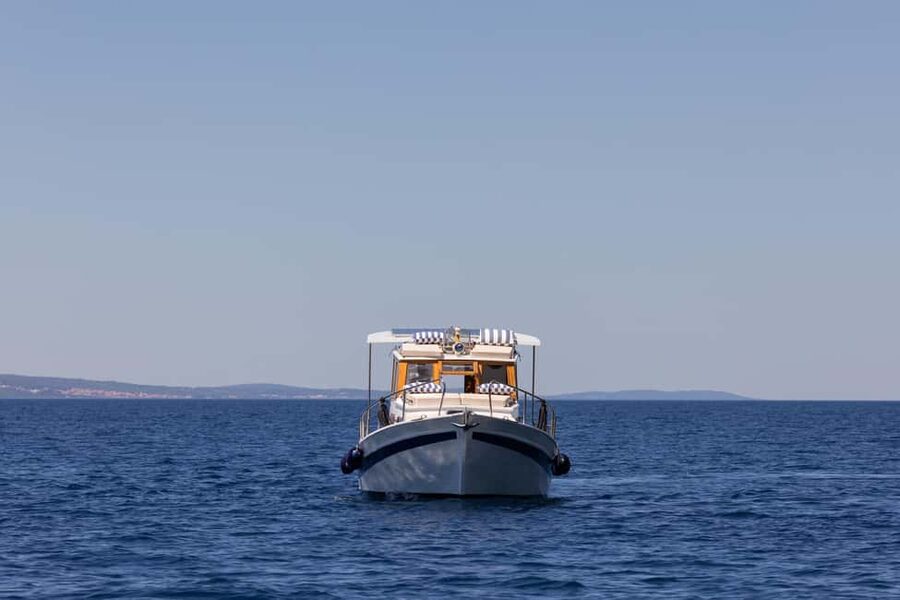 Split/Omiš/Makarska: Full or half day boat tour with "Cvita" - Vruja Bay for an early swim and breakfast