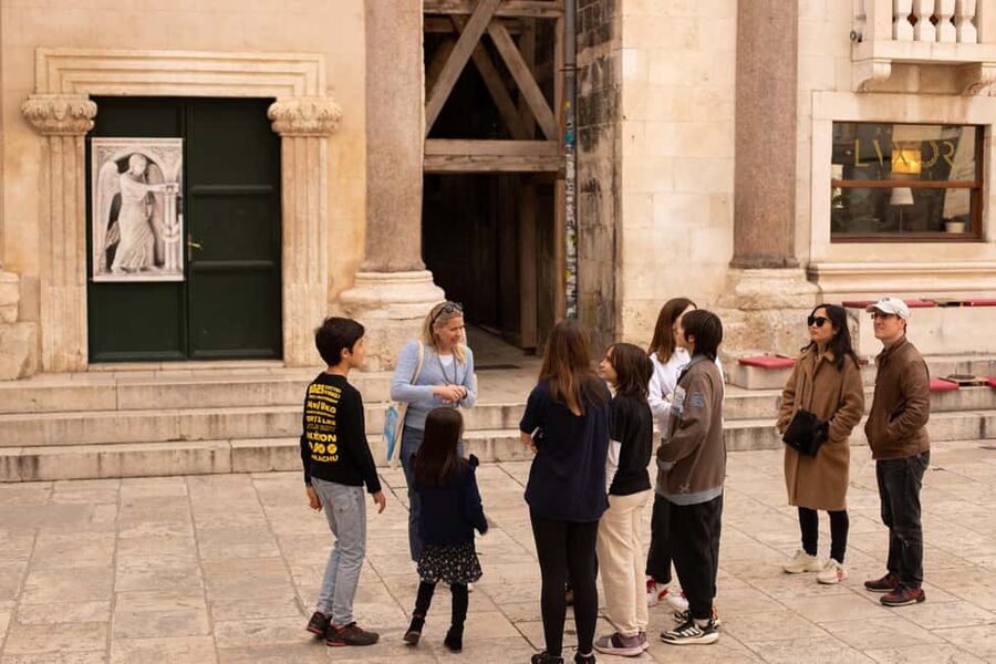 Split: Private Walking Tour for Families with kids (5-17y) - Puzzles, quiz questions, and the treasure hunt
