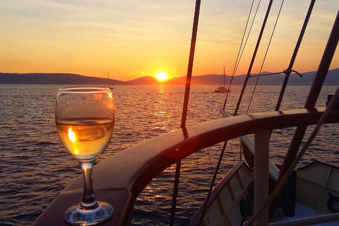 Split:Sunset Cruise with Live Music - Kaštela Bay and the Mountains Around Split