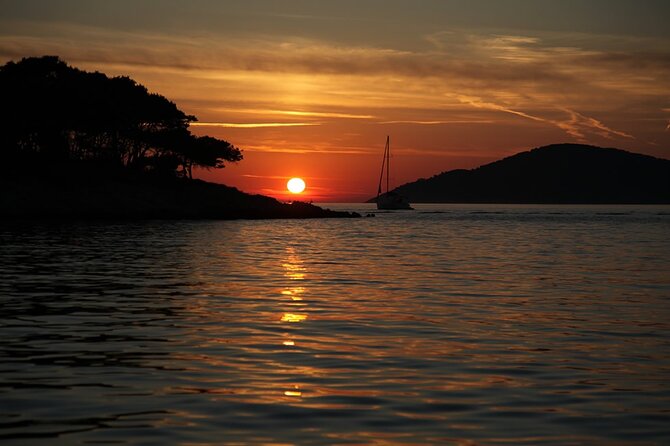 Sunset Sailing Tour on the Pakleni Islands - Food, drinks, and the practical comfort level