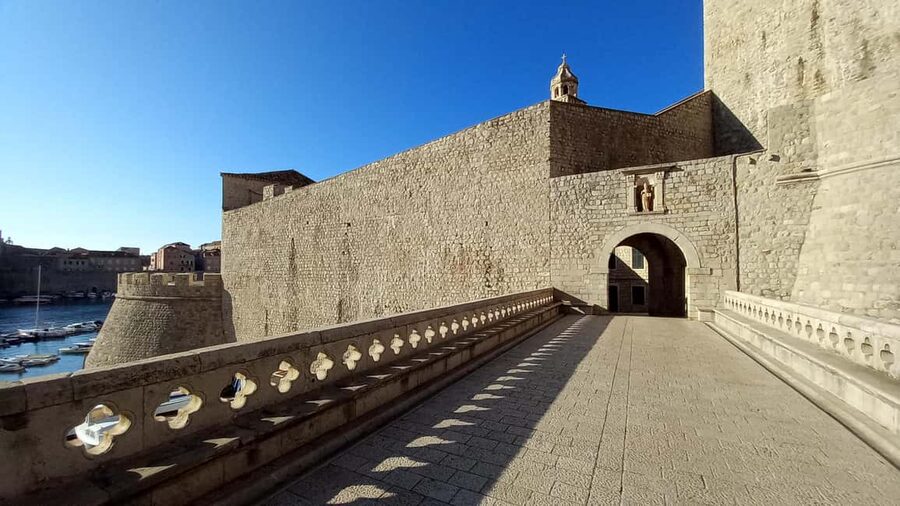 Sunset Wall Walk: 75-Minute Guided Tour & Free Exploration - The northern ramparts: nine stops with a purpose
