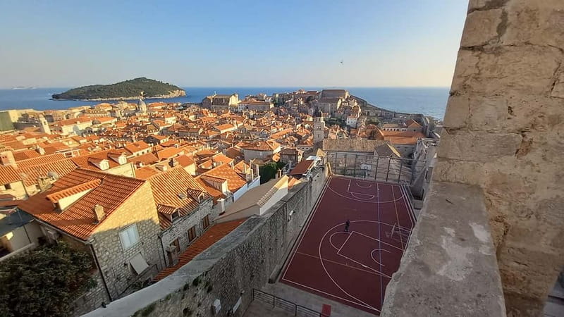 Sunset Wall Walk: 75-Minute Guided Tour & Free Exploration - What makes the small group valuable