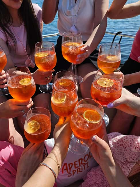 Zadar: 3 Islands Luxury Boat Tour with Aperol Spritz - The small boat and the social side of the day