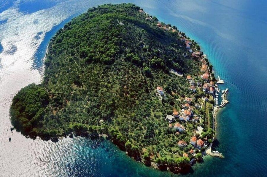 Zadar: 3 Islands SpeedBoat Tour with Snorkeling and Drinks - The speedboat is part of the attraction