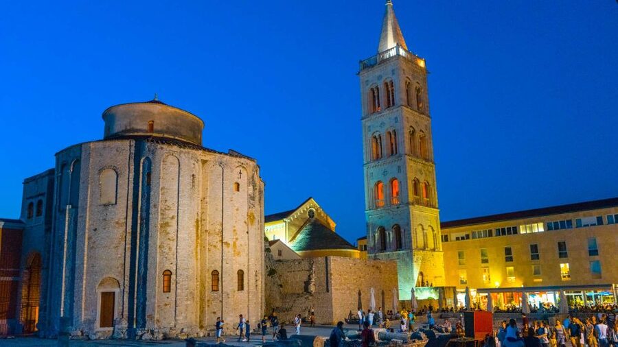 Zadar: Evening Walking Tour of the Old Town - Seeing Zadar as a peninsula city