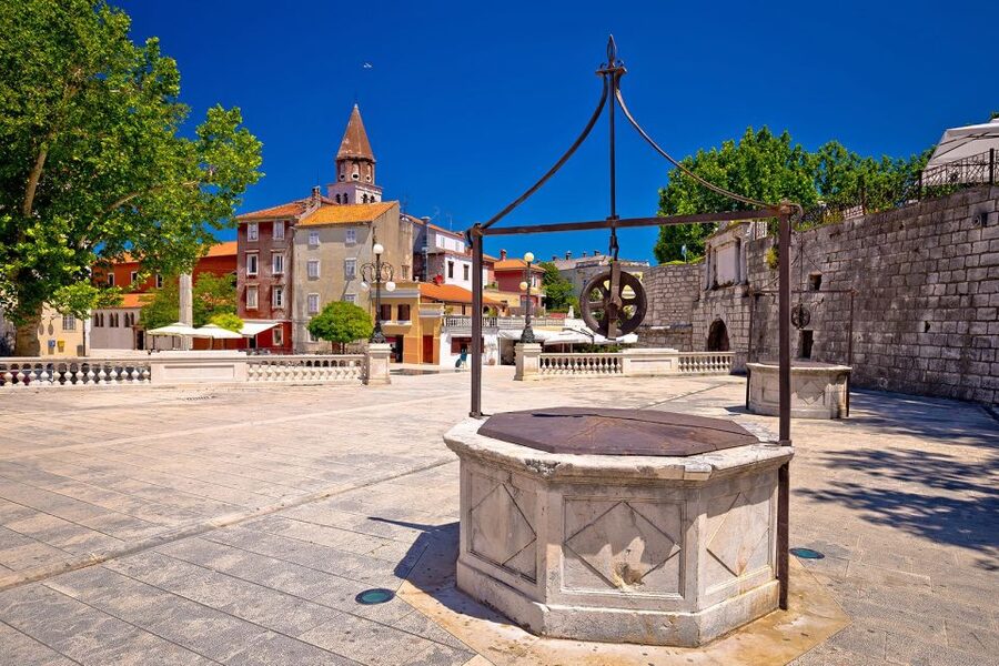 Zadar: Old Town Evening Group Guided Walking Tour - The old town and its city walls
