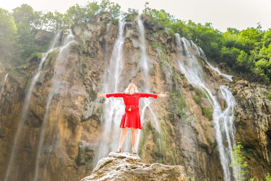 Zadar: Plitvice Lakes Full-Day Guided Tour with a Boat Ride - The Upper Lakes route