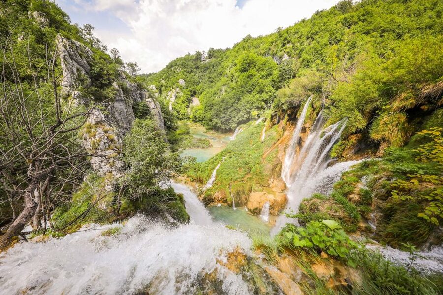 Zadar: Plitvice Lakes Full-Day Guided Tour with a Boat Ride - The guides are a major part of the value