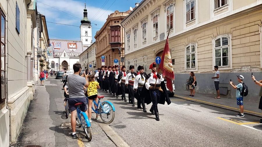 Zagreb: 2.5-Hour Highlights Bike Tour - Grič Tunnel and a different side of the city